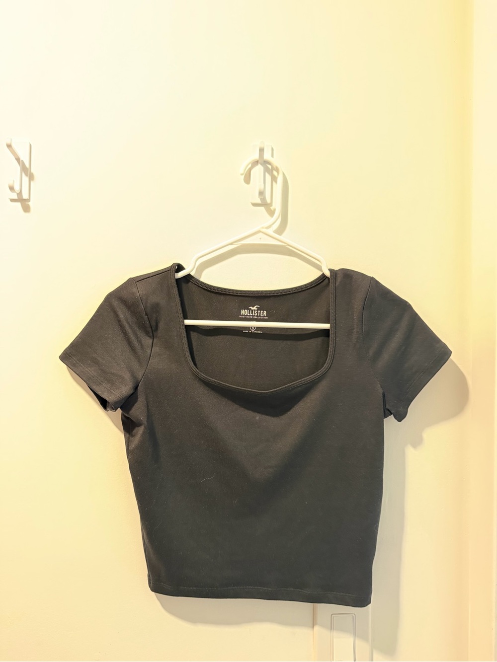 Hollister Black Scoop-Neck Short Sleeve Crop Top